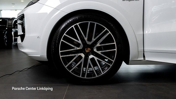 Porsche Cayenne 9 of 24