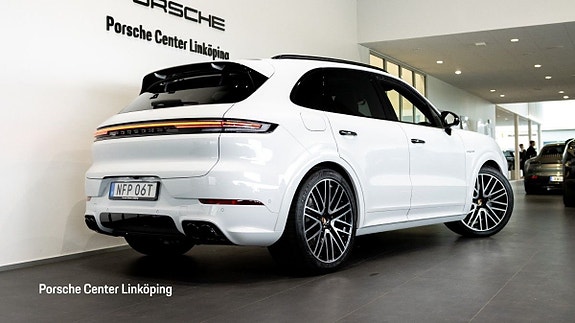 Porsche Cayenne 8 of 24