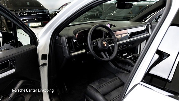 Porsche Cayenne 10 of 24