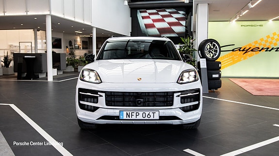 Porsche Cayenne 2 of 22