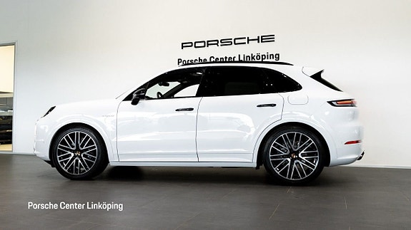 Porsche Cayenne 4 of 5