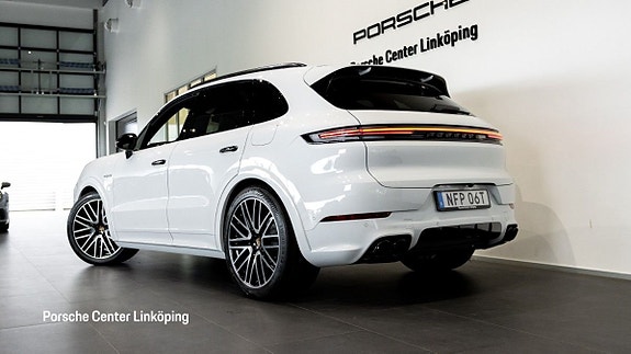 Porsche Cayenne 5 of 5