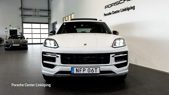 Porsche Cayenne 2 of 5