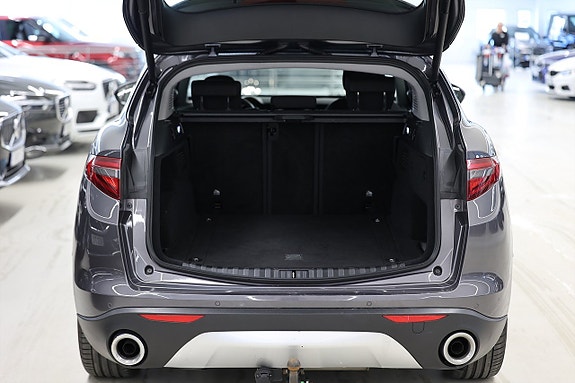 Alfa Romeo Stelvio 9 of 18