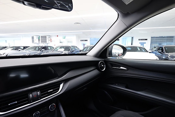 Alfa Romeo Stelvio 16 of 18