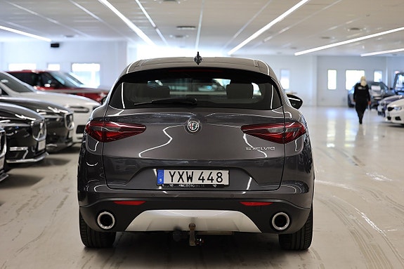 Alfa Romeo Stelvio 8 of 18
