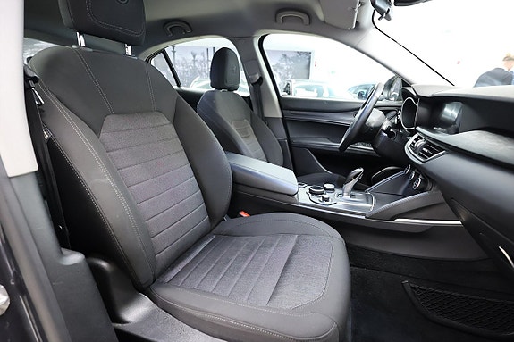Alfa Romeo Stelvio 14 of 18