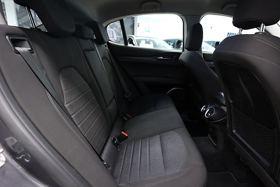 Alfa Romeo Stelvio 11 of 18