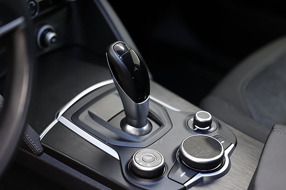 Alfa Romeo Stelvio 17 of 18