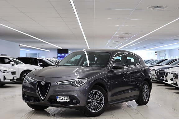 Alfa Romeo Stelvio 3 of 18