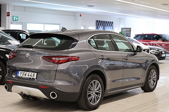 Alfa Romeo Stelvio 7 of 18