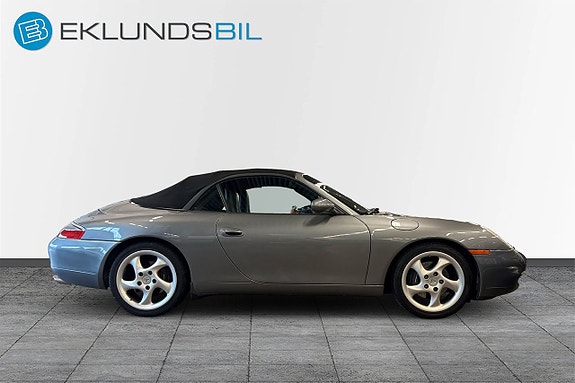 Porsche 911 Carrera 4 of 5