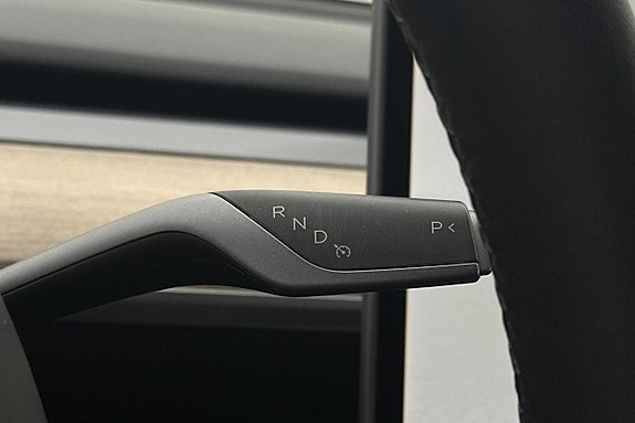 Tesla Model Y 16 of 27