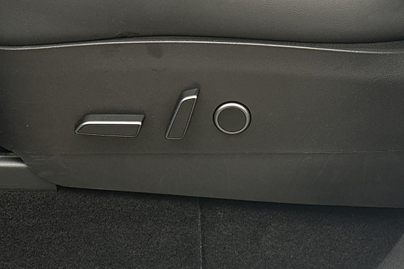 Tesla Model Y 13 of 27