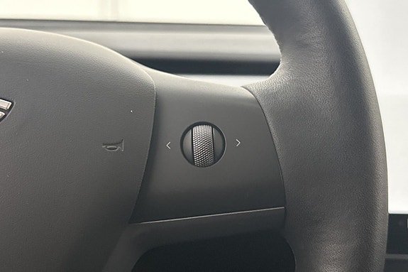 Tesla Model Y 15 of 27