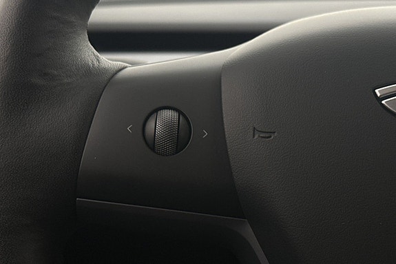 Tesla Model Y 14 of 27
