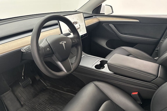 Tesla Model Y 10 of 27