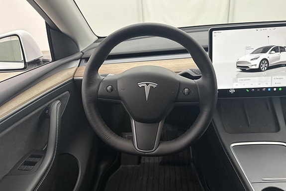 Tesla Model Y 12 of 27
