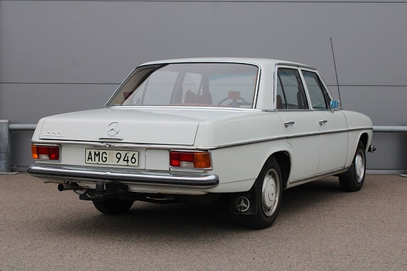 Mercedes-Benz 200 3 of 5