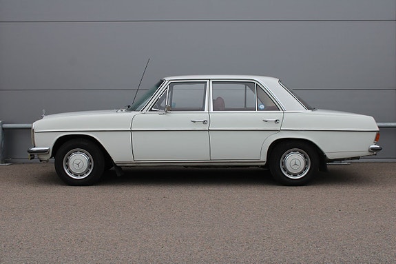 Mercedes-Benz 200 2 of 5