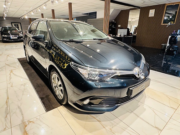 Toyota Auris 8 of 25