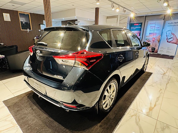 Toyota Auris 7 of 25
