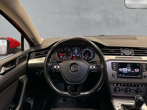 Volkswagen Passat 14 of 26