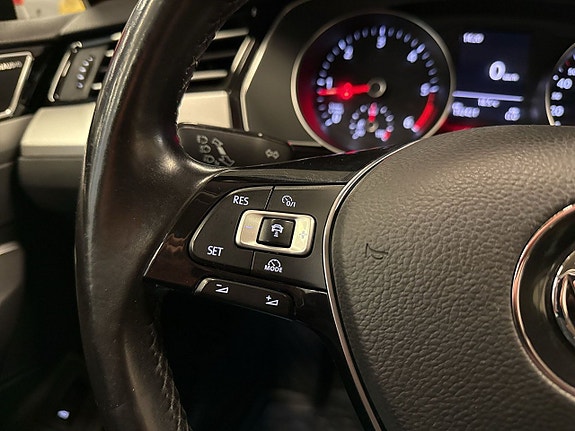 Volkswagen Passat 16 of 26