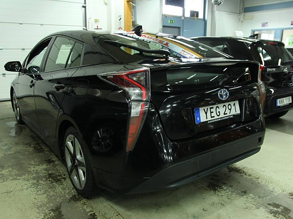 Toyota Prius 2 of 5