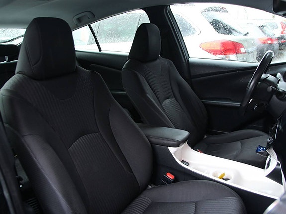 Toyota Prius 8 of 18