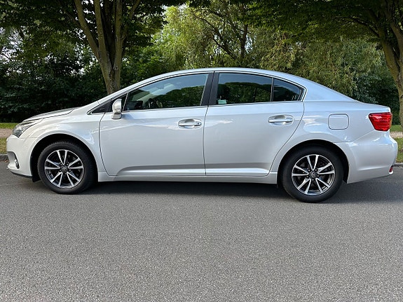 Toyota Avensis 2 of 5