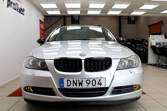 BMW 330d 3 of 5