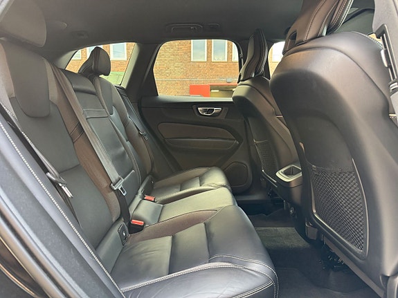 Volvo XC60 12 of 25