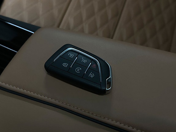 Cadillac Escalade 30 of 30