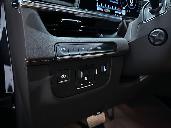 Cadillac Escalade 13 of 30
