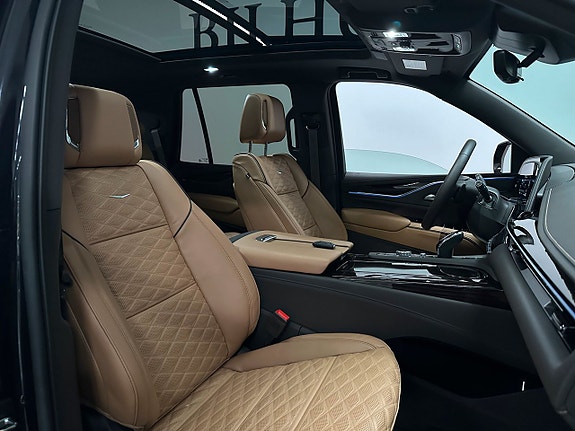 Cadillac Escalade 16 of 30