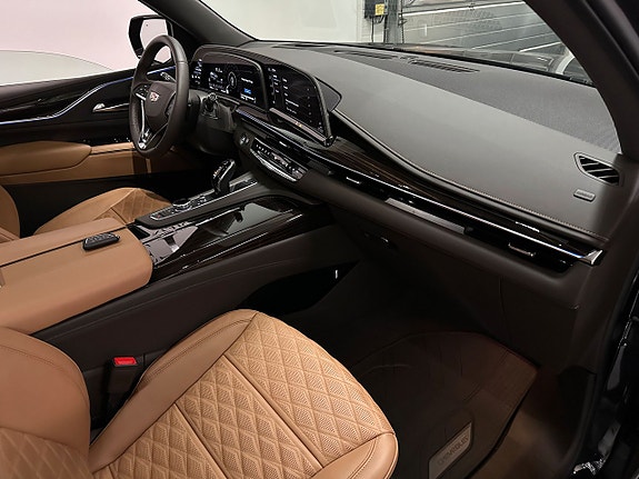Cadillac Escalade 8 of 30