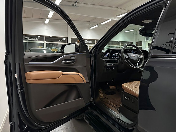 Cadillac Escalade 4 of 5
