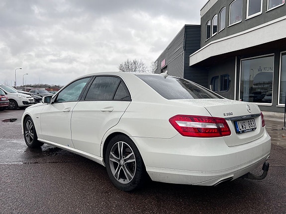 Mercedes-Benz E200 3 of 5