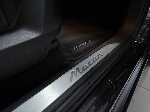 Porsche Macan 14 of 15