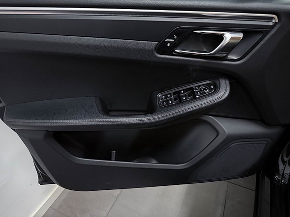Porsche Macan 15 of 15