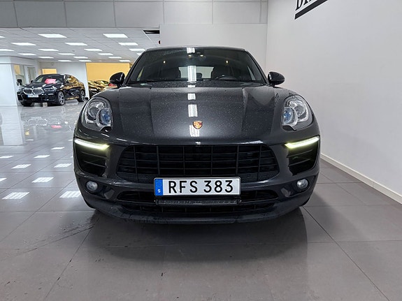 Porsche Macan 2 of 5