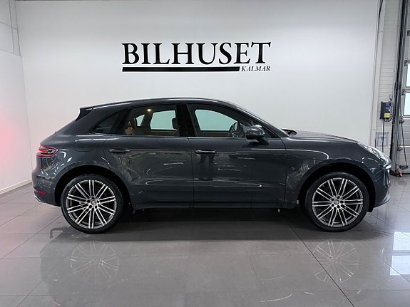 Porsche Macan 3 of 5