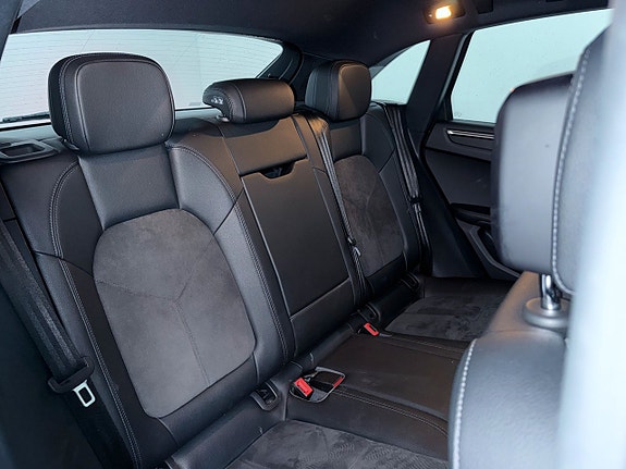 Porsche Macan 8 of 15