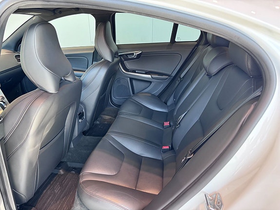 Volvo S60 Cross Country 5 of 14
