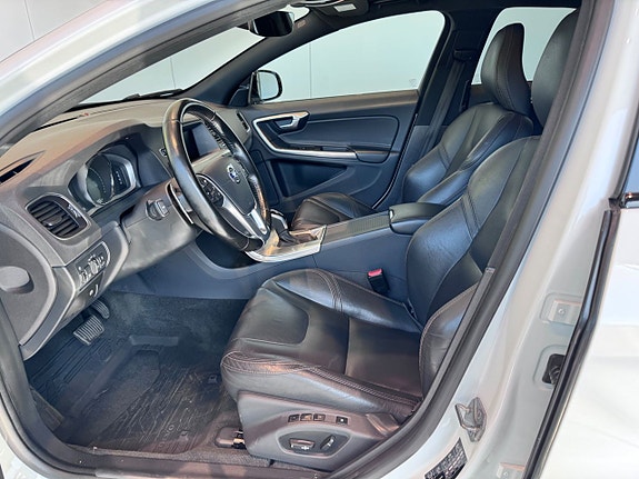 Volvo S60 Cross Country 7 of 14