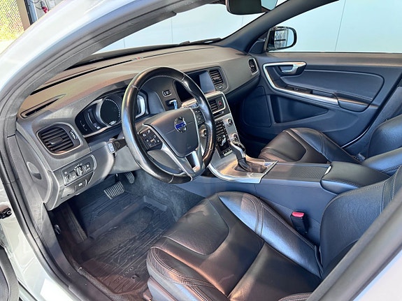 Volvo S60 Cross Country 6 of 14