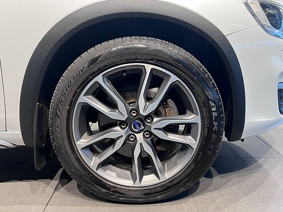 Volvo S60 Cross Country 12 of 14