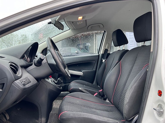 Mazda 2 4 of 5