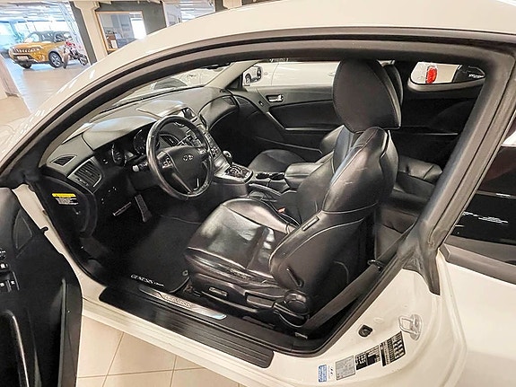 Hyundai Genesis 4 of 6